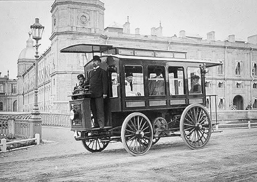 イポリト・ロマノフが開発したロシア初の電気自動車。ガッチナにて。