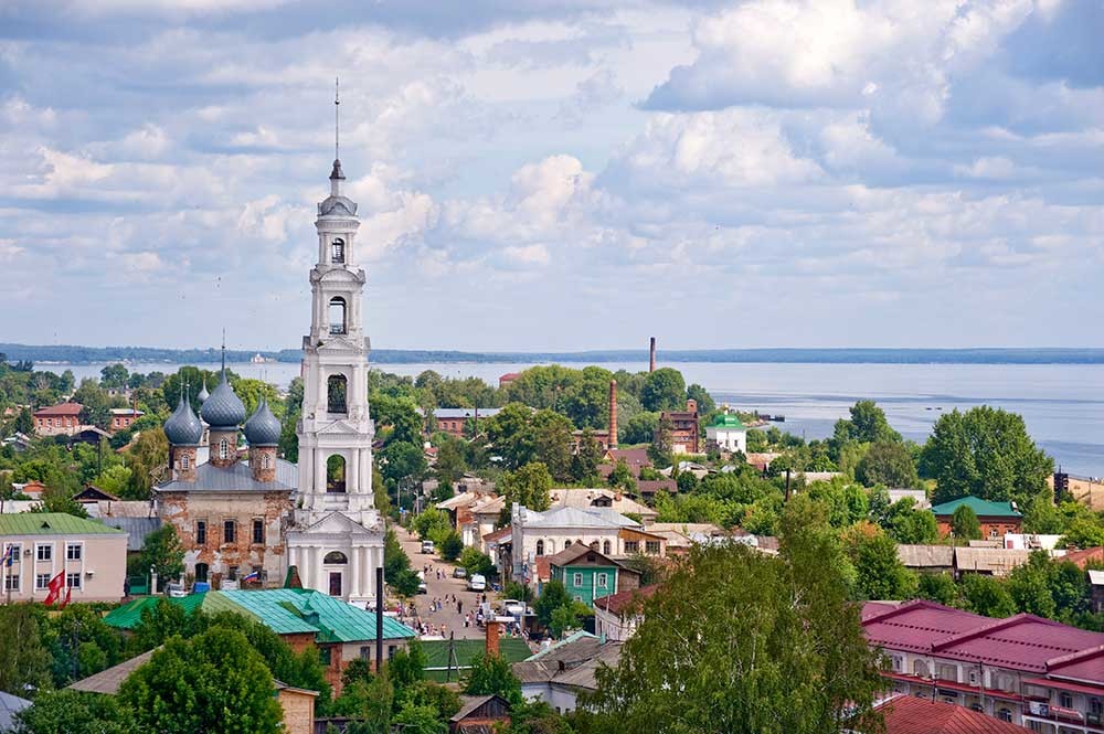 Jurevets. Vista dalla collina della fortezza a nord, lungo Via Sovetskaja. A sinistra: Cattedrale dell’Entrata di Cristo a Gerusalemme, campanile di San Giorgio. A destra (vicino al fiume Volga): Chiesa della Purificazione. 15 luglio 2012