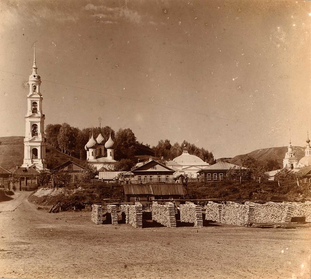 Vista est dal fiume Volga. Da sinistra: campanile di San Giorgio; Cattedrale dell’Entrata di Cristo a Gerusalemme; Cattedrale della Dormizione; Chiesa della Natività di Cristo. Estate 1910
