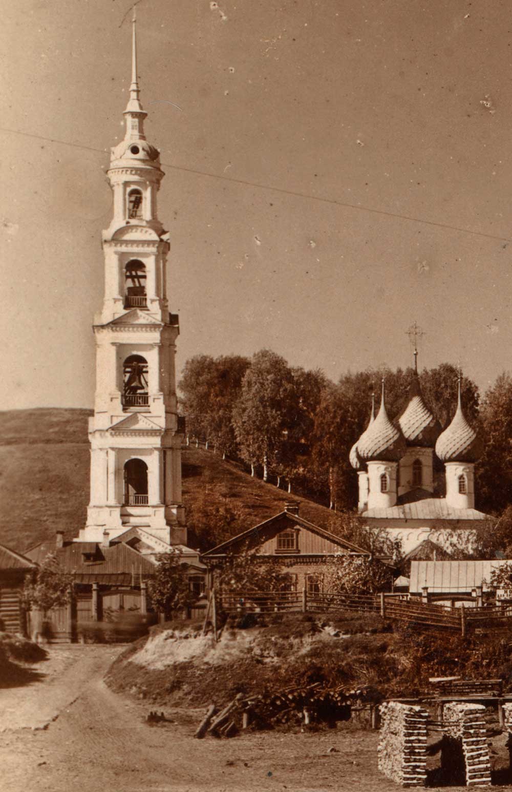 Campanile di San Giorgio e Cattedrale dell’Entrata di Cristo a Gerusalemme. Vista est dal fiume Volga. Primo piano: legna da ardere accatastata. Estate 1910
