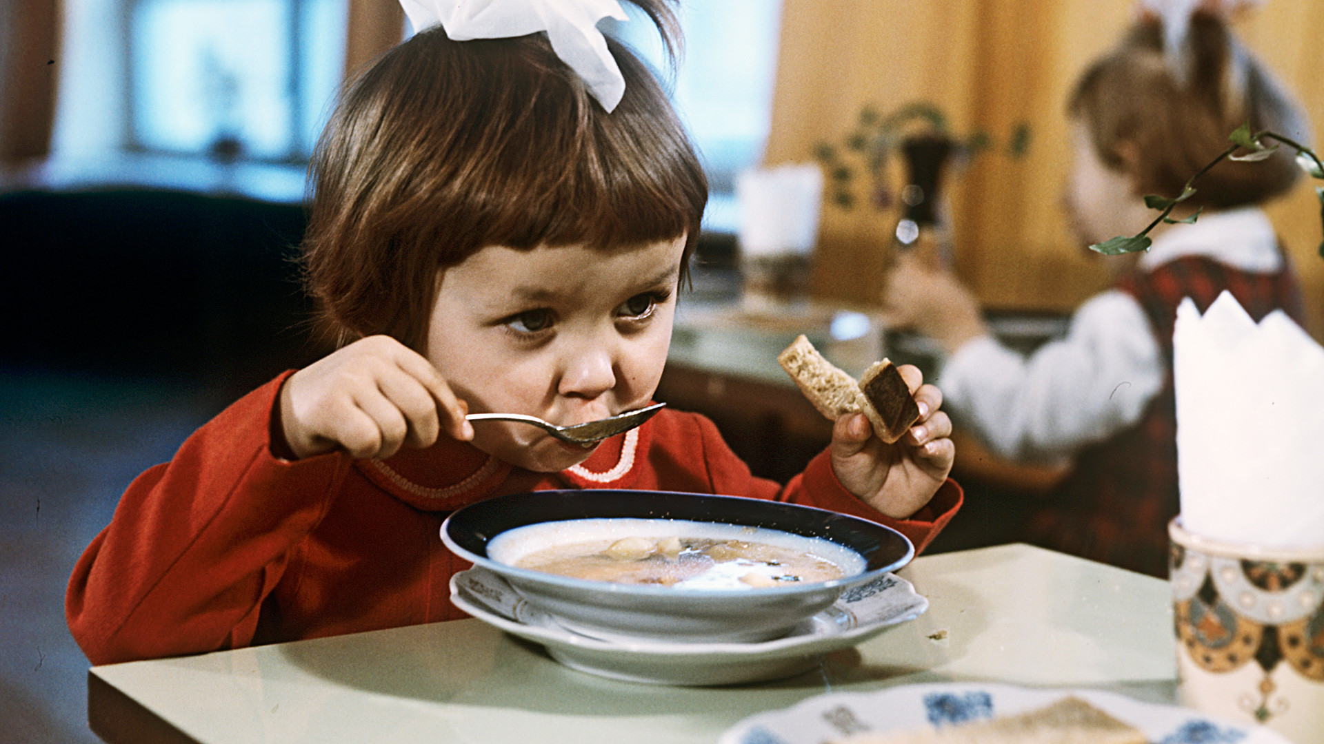 Я ем головы на завтрак жители. Советские дети в столовой. Еда в детском саду. Обед в детском саду СССР. Дети едят в детском саду.