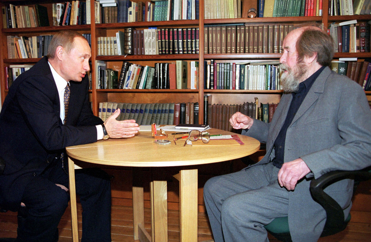 O presidente Vladimir Putin (esq.) conversa com o escritor, em Moscou, em 20 de setembro de 2000. 