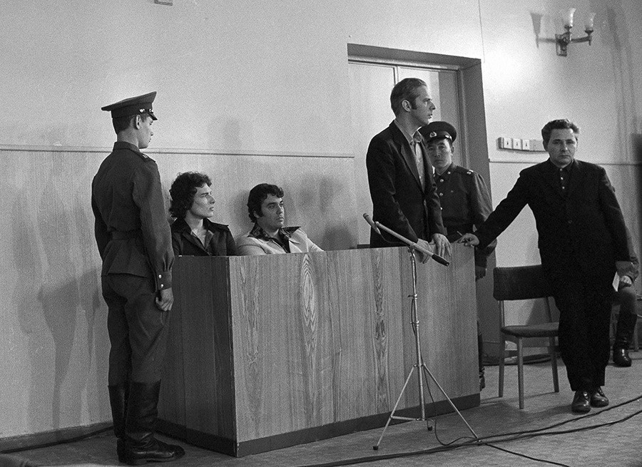 Três cidadãos norte-americanos em um tribunal de Moscou acusados de contrabando de drogas. Da esq. para dir.: Dennis Burn, Paul Brawer e Gerald R. Amster. Foto de 24 de agosto de 1976.