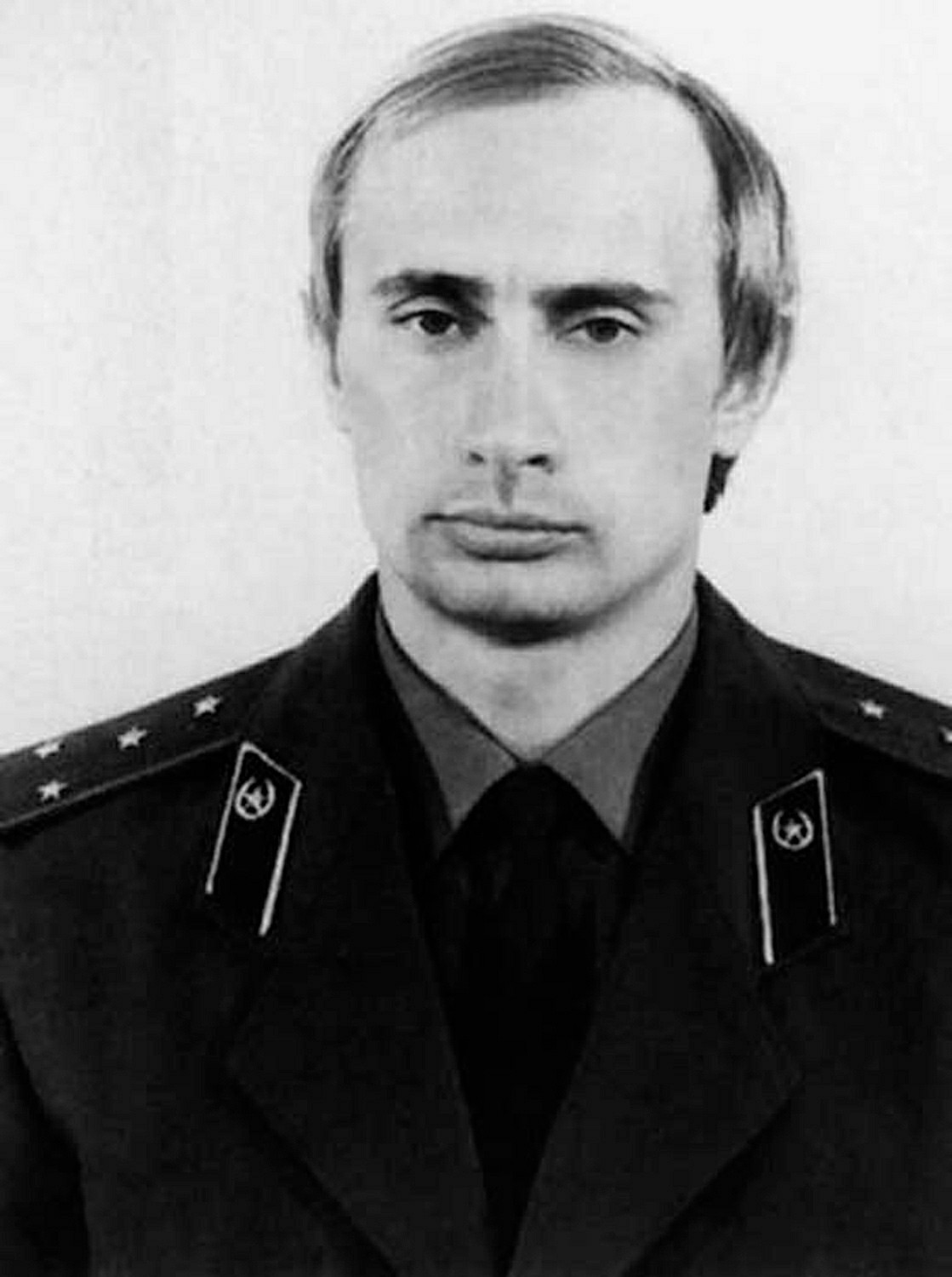 Putin vestido com uniforme da KGB, em meados dos anos 1980