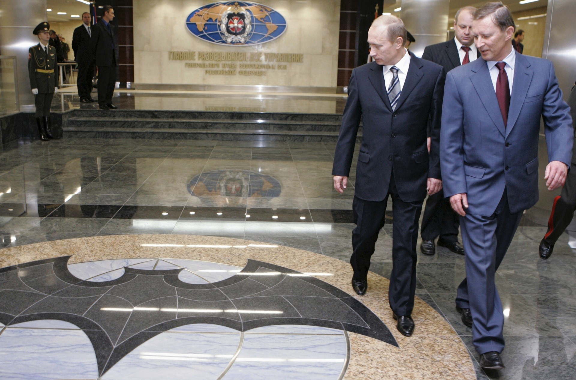 Presidente Putin (esq.) e o então ministro da Defesa,  Serguêi Ivanov (dir.) visitam QG da GRU em Moscou em 2006.