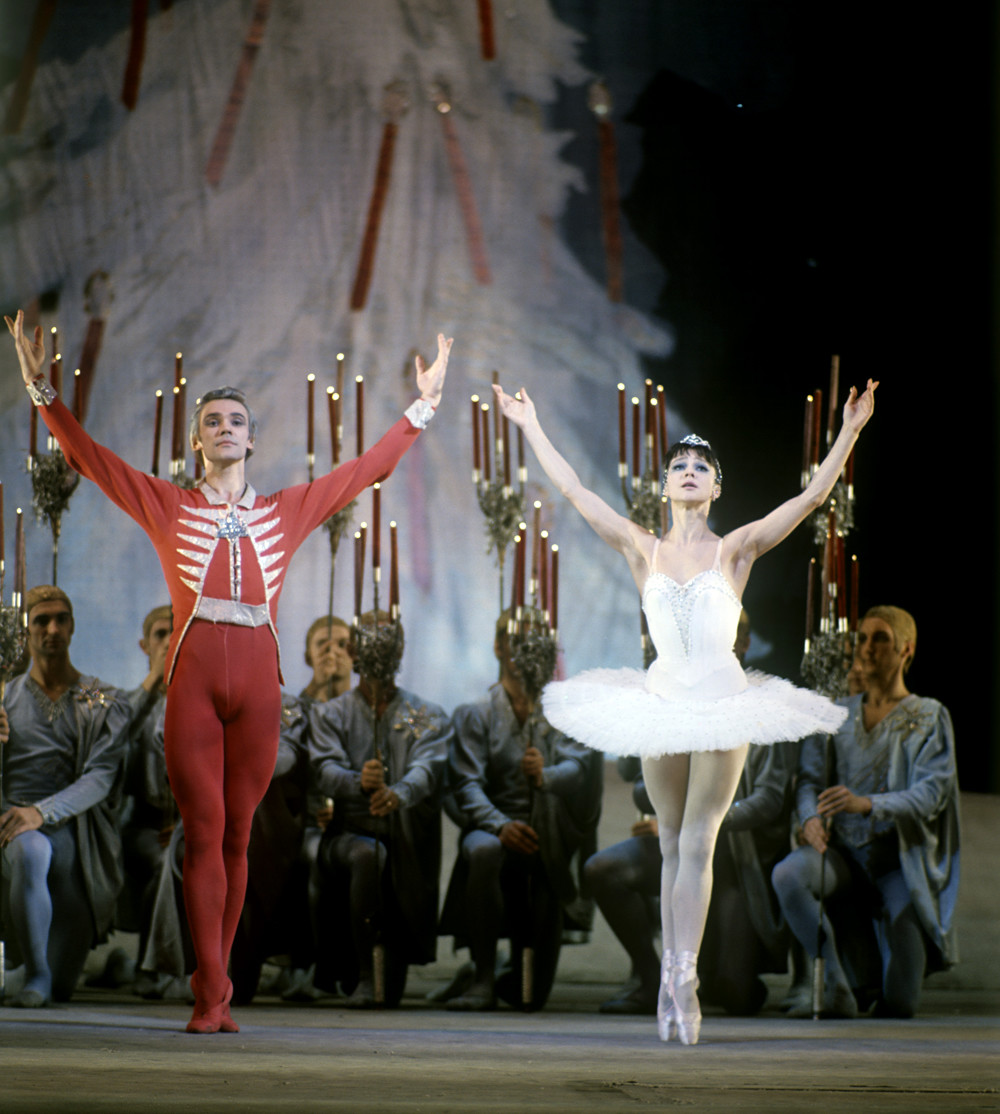 Ekaterina Maksimova, como Marie, e Vladímir Vassiliev, como Príncipe Quebra-Nozes em cena de balé de Piotr Tchaikovsky no Teatro Bolshoi em 1973.