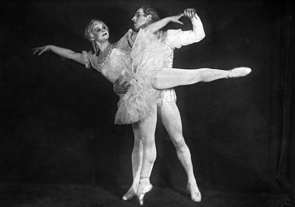 Maria Semiónova faz a Princesa e Aleksêi Iermolaev, o Quebra-Nozes. Cena do balé no Teatro Estatal Acadêmico Bolshoi. Foto tirada em 1939. 