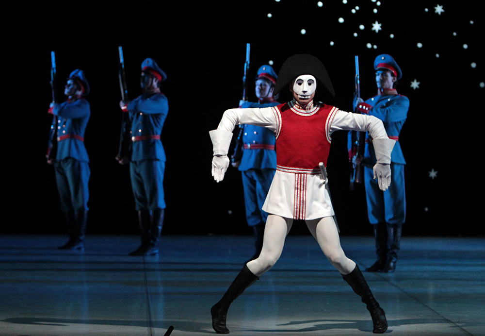 O bailarino Leonid Sarafanov como o Quebra-Nozes no Teatro Mikhailovski. 