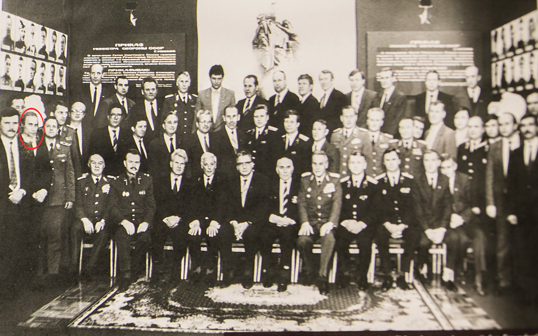 Fotografija Vladimirja Putina s skupino višjih sovjetskih in vzhodnonemških vojaškik obveščevalcev v regionalni pisarni Stasija v Dresdnu
