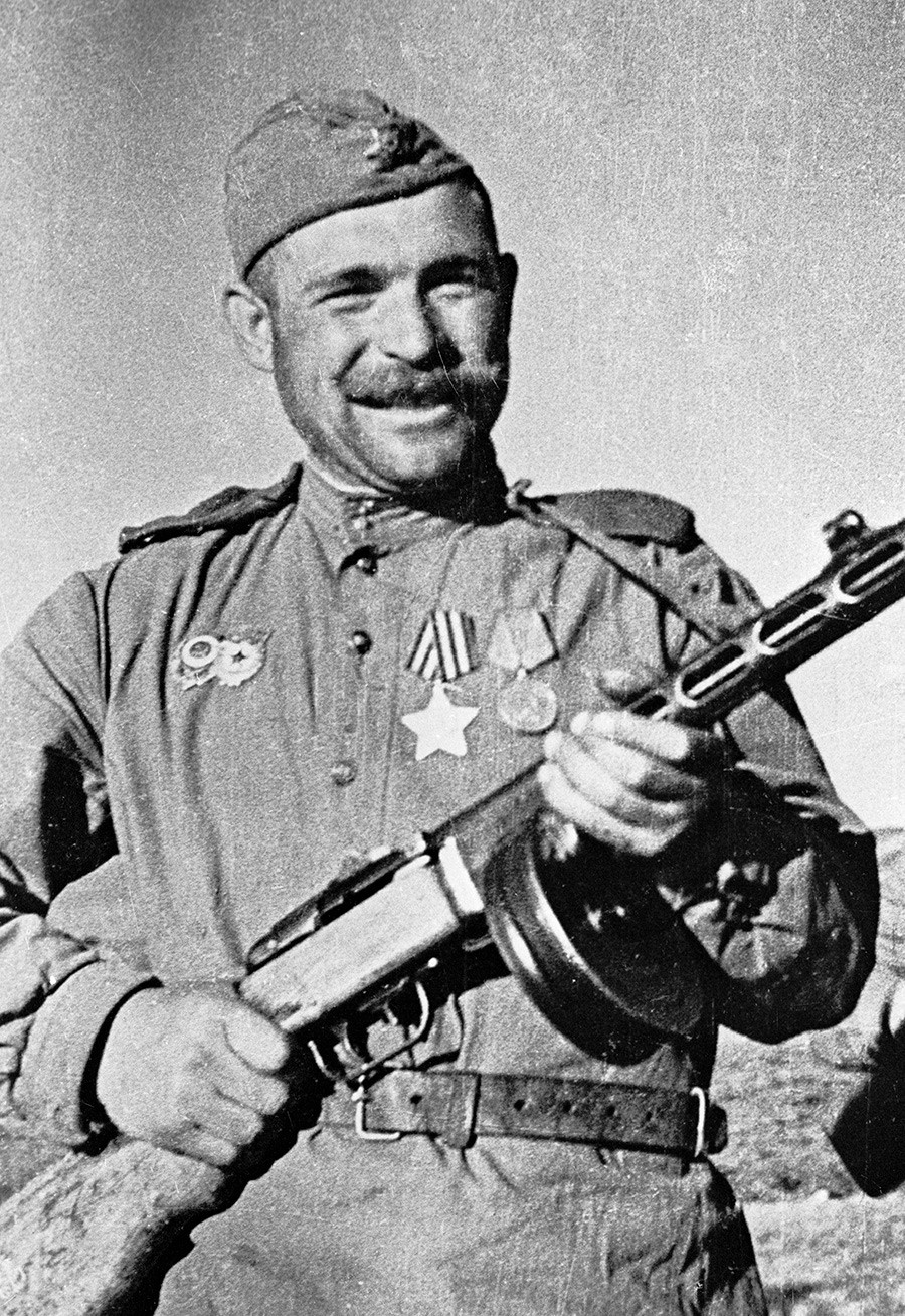 Vojnik Ivan Sokolov s PPŠ-41, 1. dalekoistočni front


