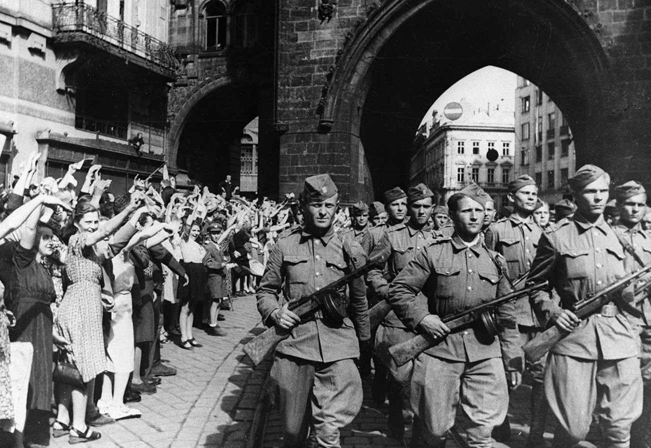 Češki vojaki, ki so se borili ob Rdeči armadi, v osvobojeni Pragi, 9.5.1945