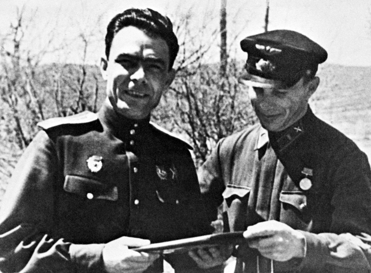
Brežnjev je med drugo svetovno vojno služil v Rdeči armadi in sodeloval pri bojih okoli mesta Novorossijsk. 