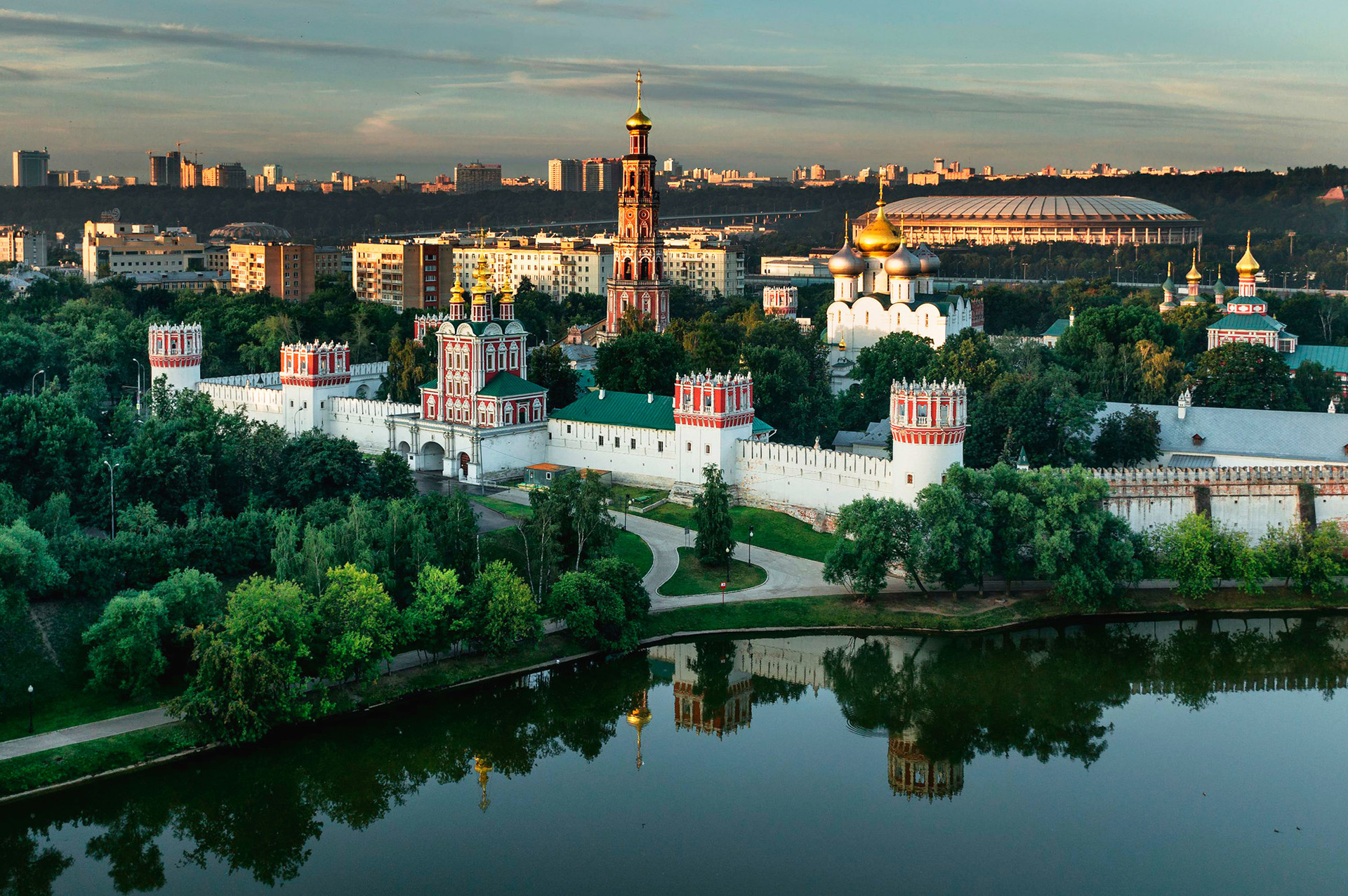 Новодевичий монастырь сверху Москва