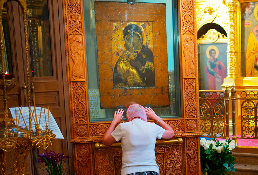 Creyentes ante el icono de la Virgen de Vladímir en la iglesia de San Nicolás de Tolmachí.