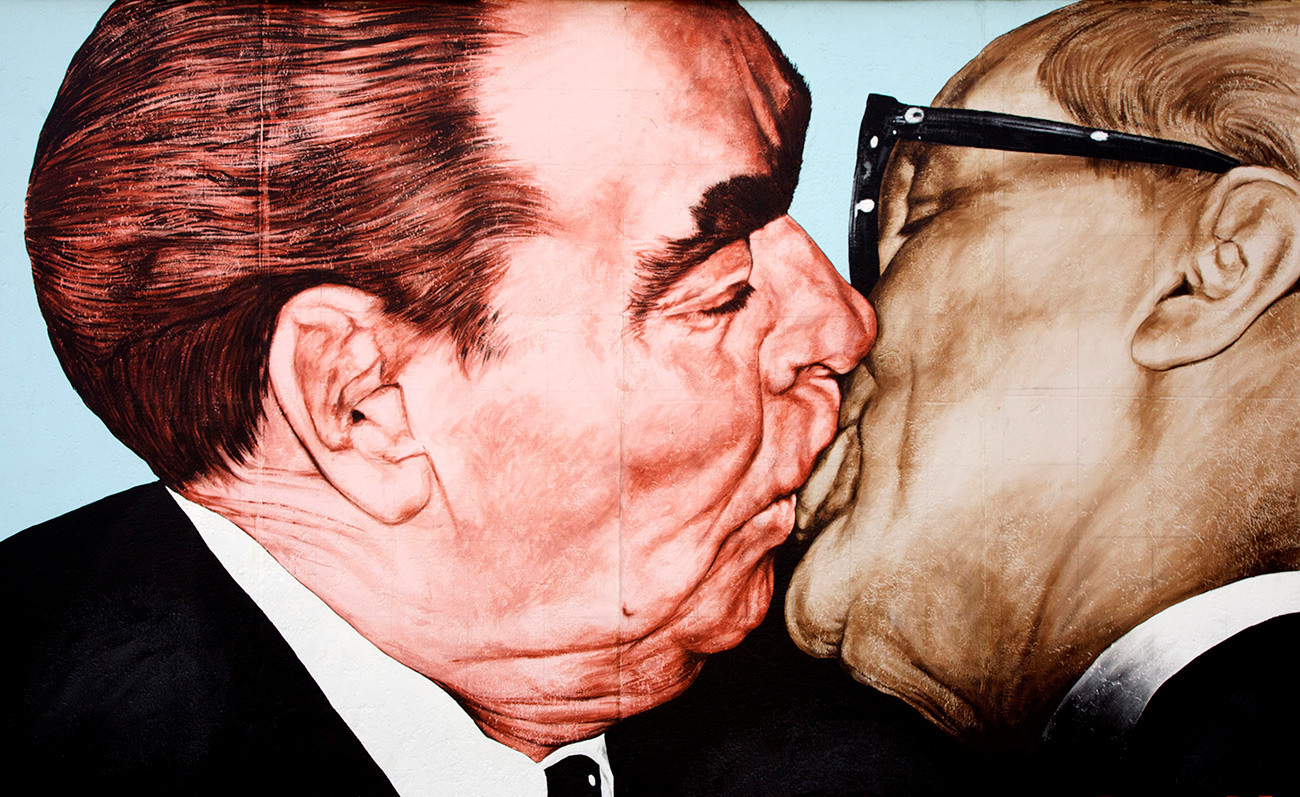 ロシアの画家、ドミトリー・ヴルーベリによって描かれた「ブレジネフ書記長とホーネッカー書記長のキス」。ベルリンの壁のイーストサイドギャラリーにて。