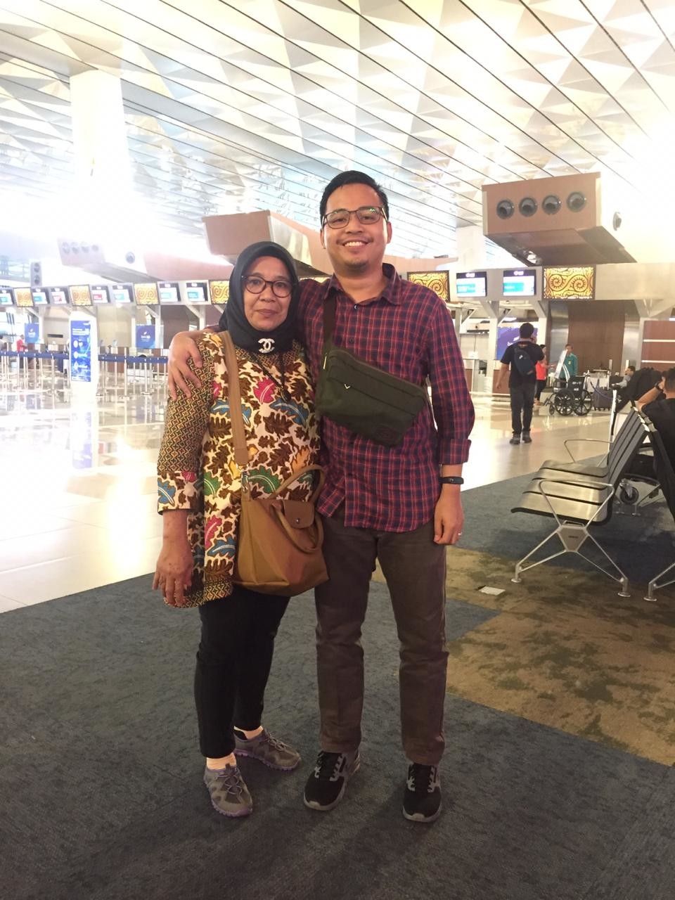 Imam Arif Pribadi berfoto bersama Ibunda saat di Bandara Soekarno-Hatta sebelum terbang ke Rusia.