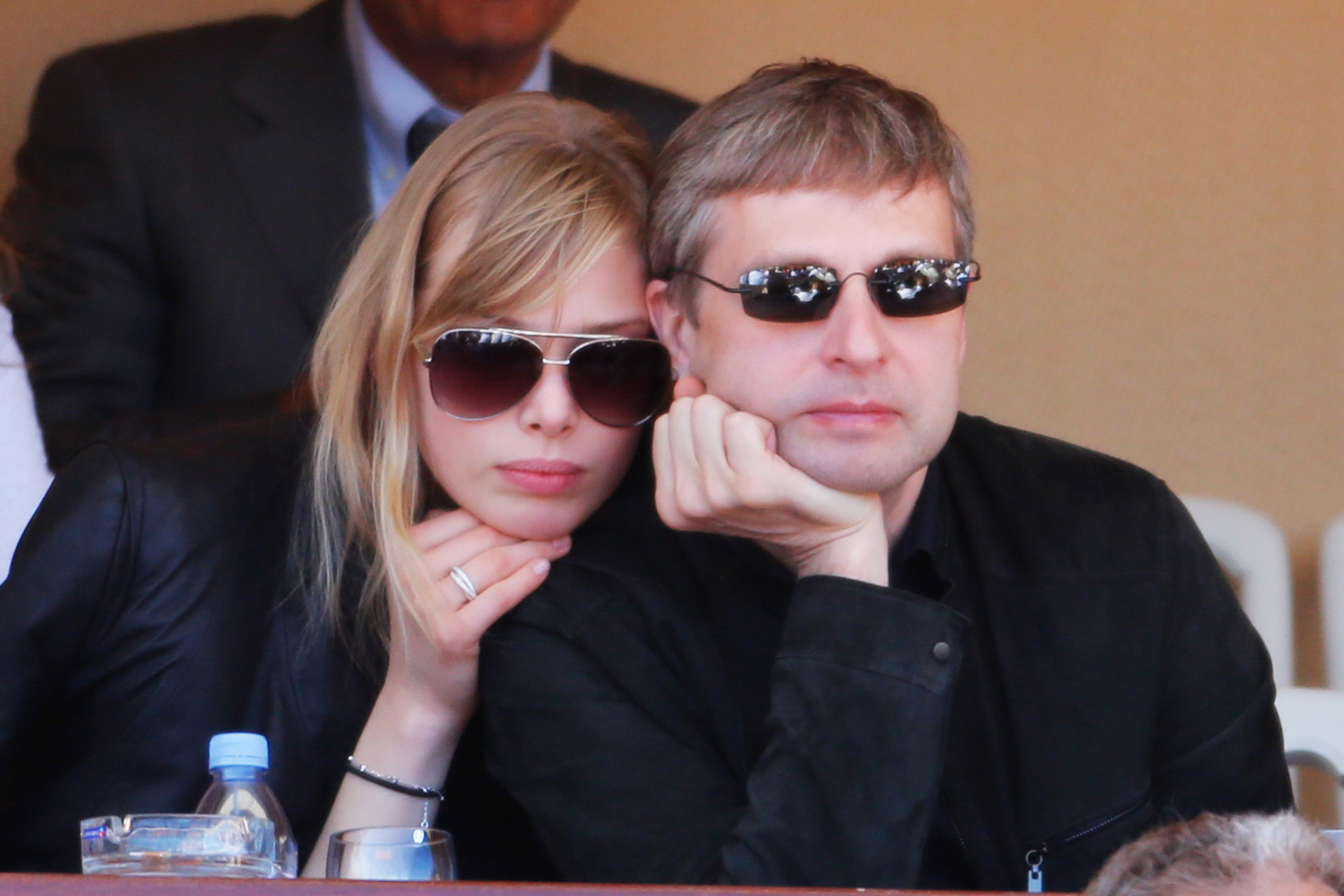 ドミトリー・リボロフレフと妻がモンテカルロ・マスターズを訪問。2012年4月 21日。モナコ公国。