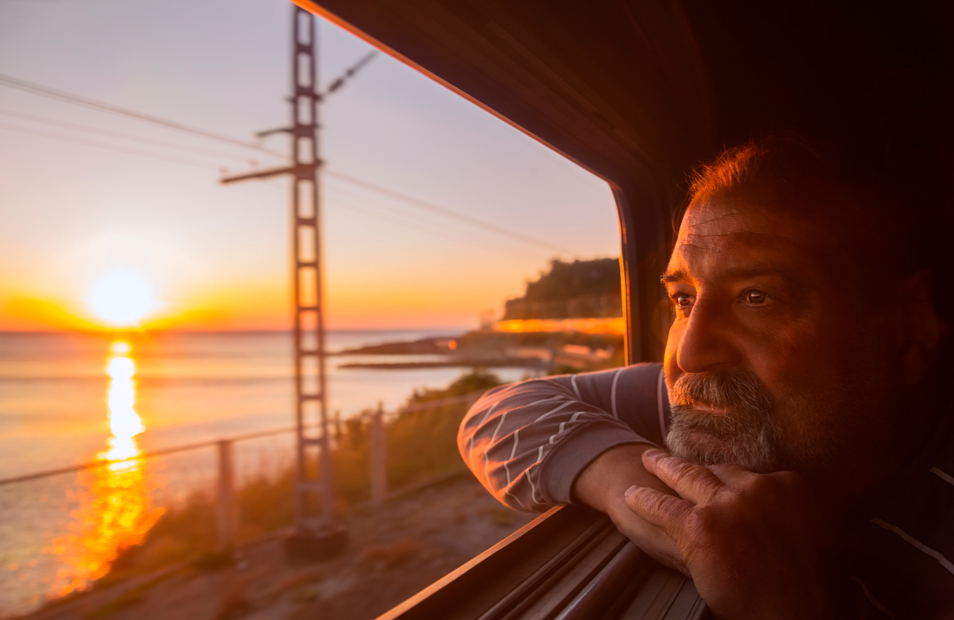 Муж уезжает на машине. Мужчина в поезде. Мужчина в поезде у окна. Человек в окне поезда. Поезд на закате.
