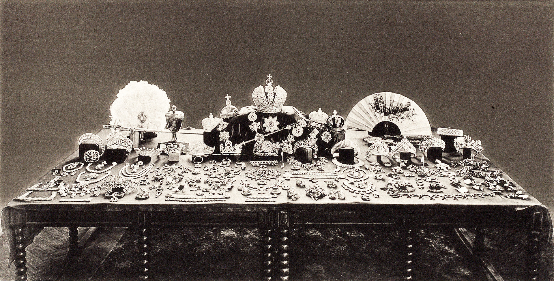 The famous photo taken by the Soviet commission in 1922 shows the large part of the Romanov crown jewelry collection. 