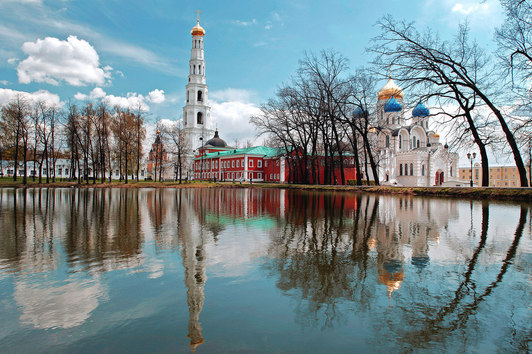 Biara Ugresha didirikan pada 1380 oleh Pangeran Moskow Dmitry Donskoy.