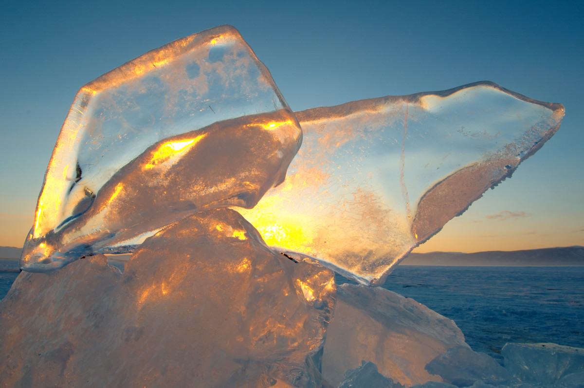 Esculturas de gelo no Baikal podem atingir mais de 12 metros.
