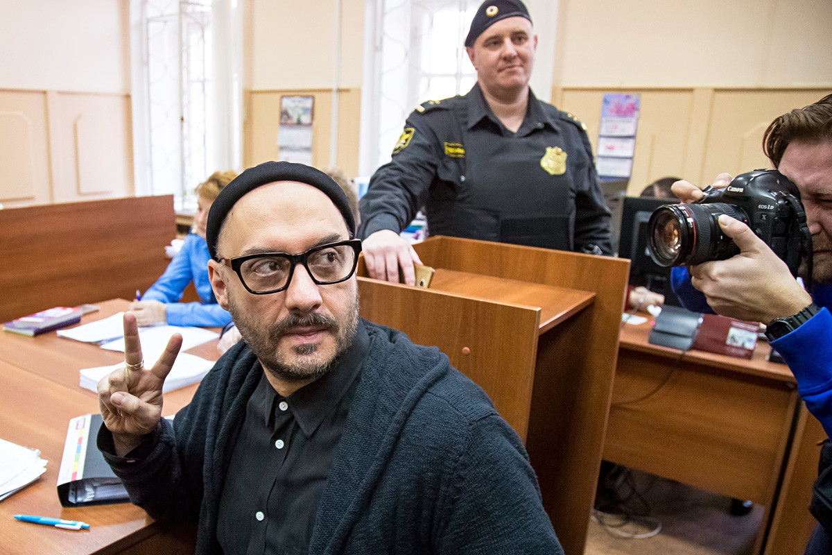 裁判の審問が始まる時のキリル・セレブレンニコフ監督。