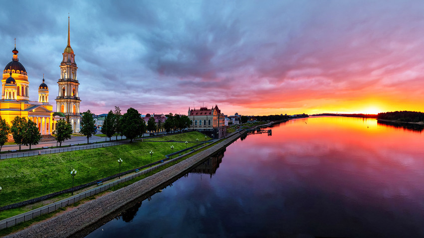 Sonnenuntergang an der Wolga in der Stadt Rybinsk