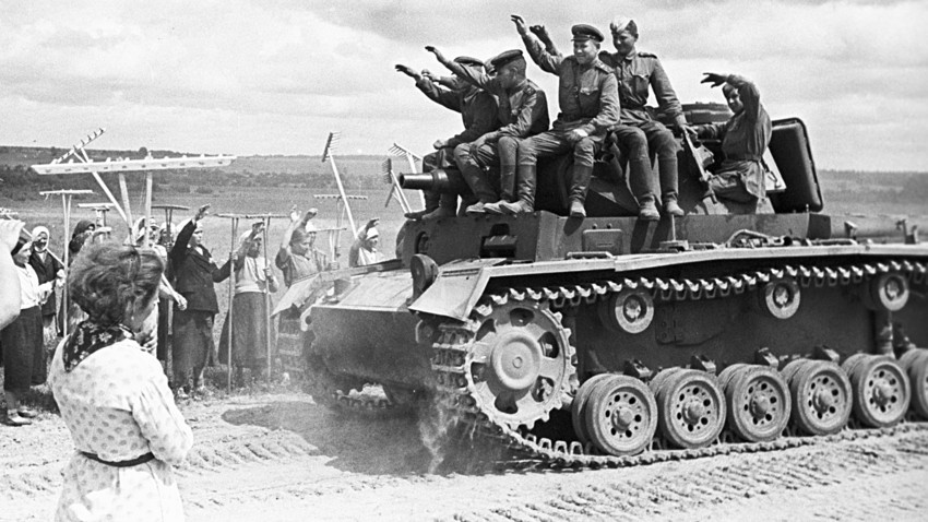 Советские солдаты едут на немецком танке