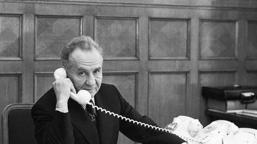 Aleksej Kosigin, predsednik sveta ministrov ZSSR, pozira pred objektivom v svoji pisarni (1974)