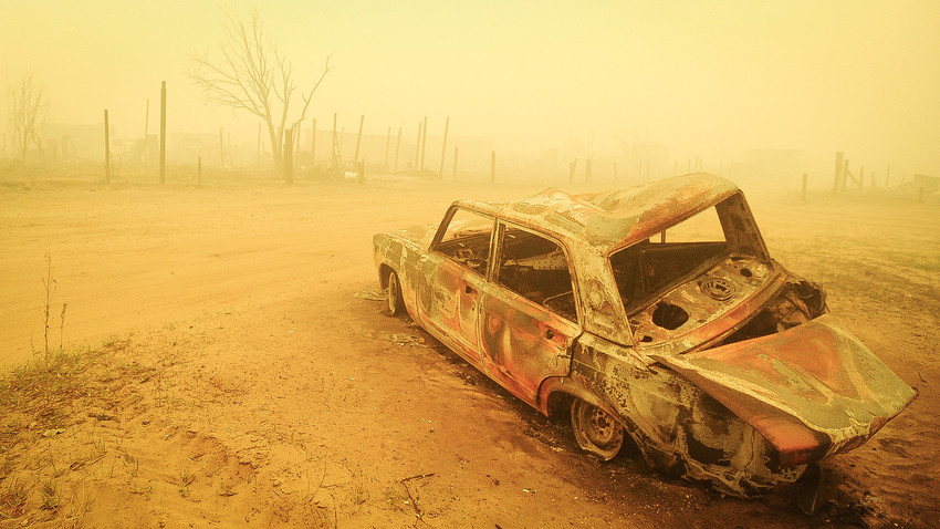 Московска област, 3. август. Аутомобил који је изгорео услед шумских пожара у селу Моховоје, у Луховицком рејону.