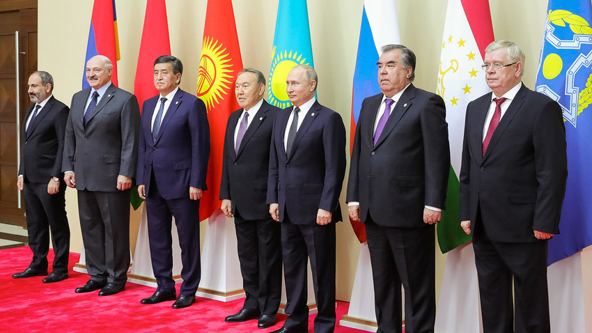 Лидерите на страните от ОДКС по време на среща на върха