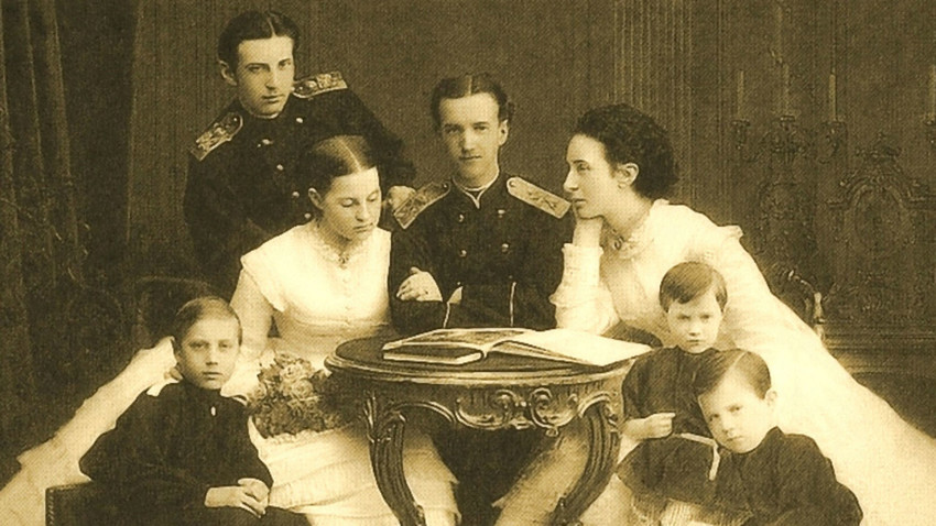 Gran duque Nicolás Konstantínovich Romanov (en el centro) con su familia.