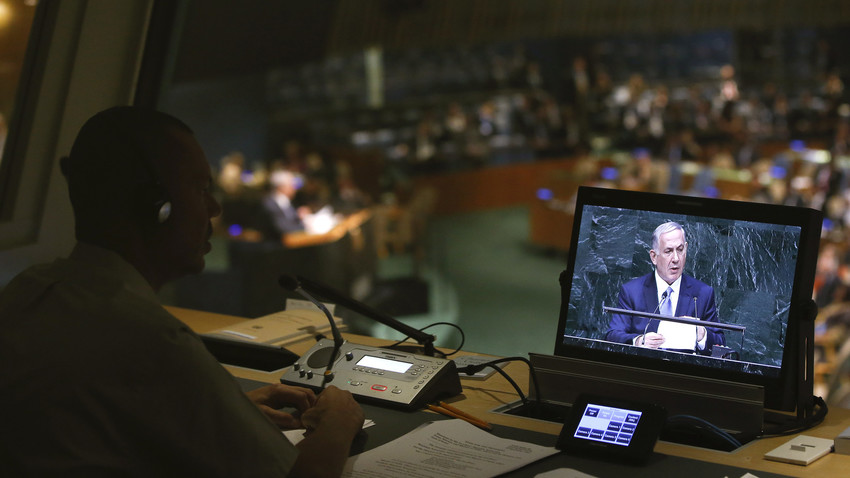 Tolmač prevaja govor izraelskega premierja Benjamina Netanjahuja na 69. zasedanju generalne skupščine OZN v New Yorku, 29. september 2014