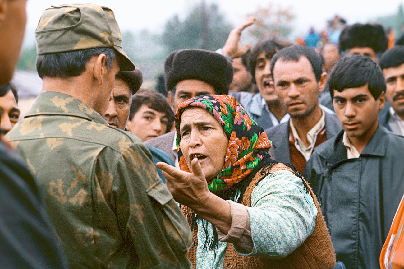 Жители на Нагорно-Карабах разговараат со војници