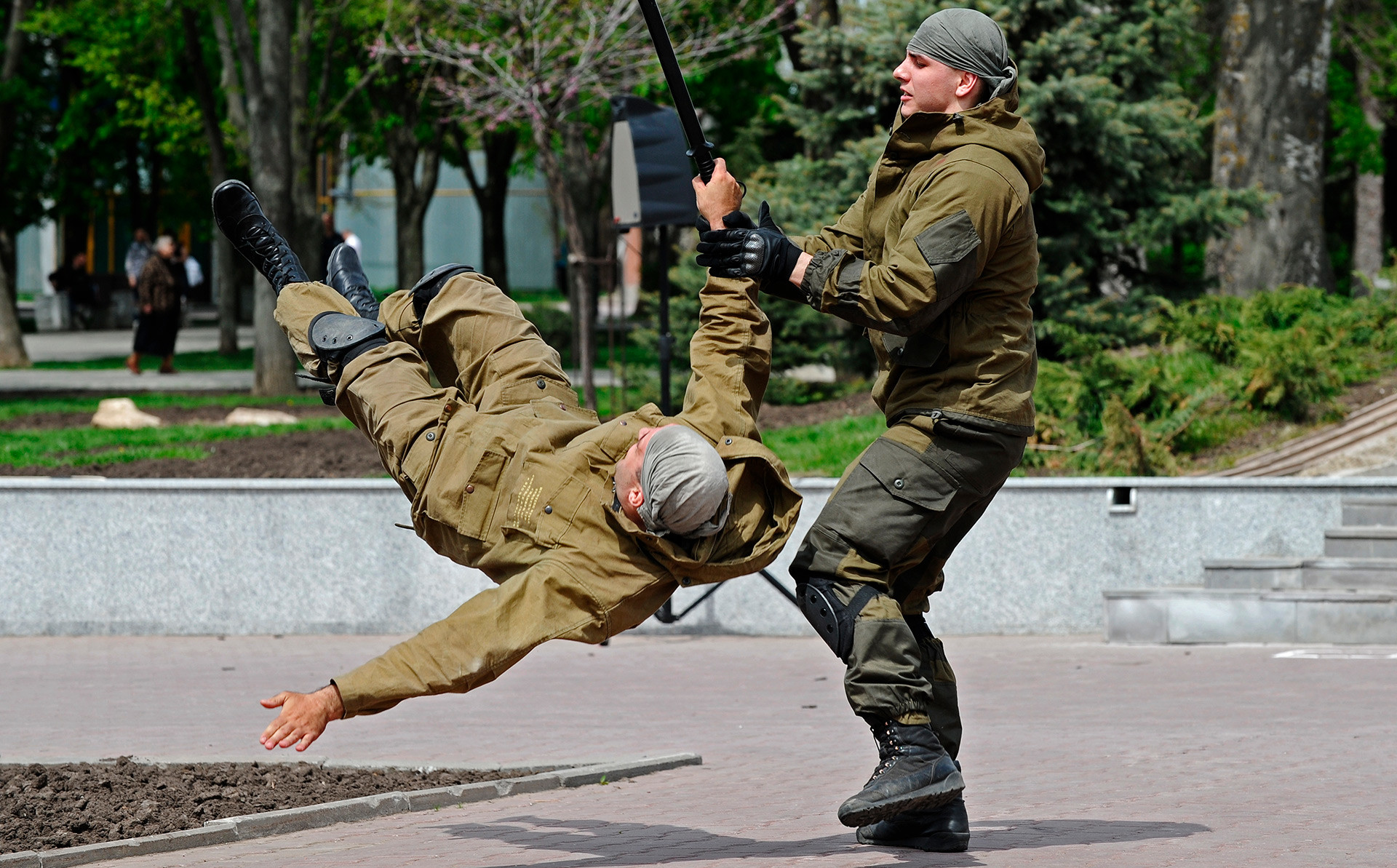 Combat. Показательные выступления спецназа. Боевой человек. Комбат человек военный. Показательные выступления армии США.