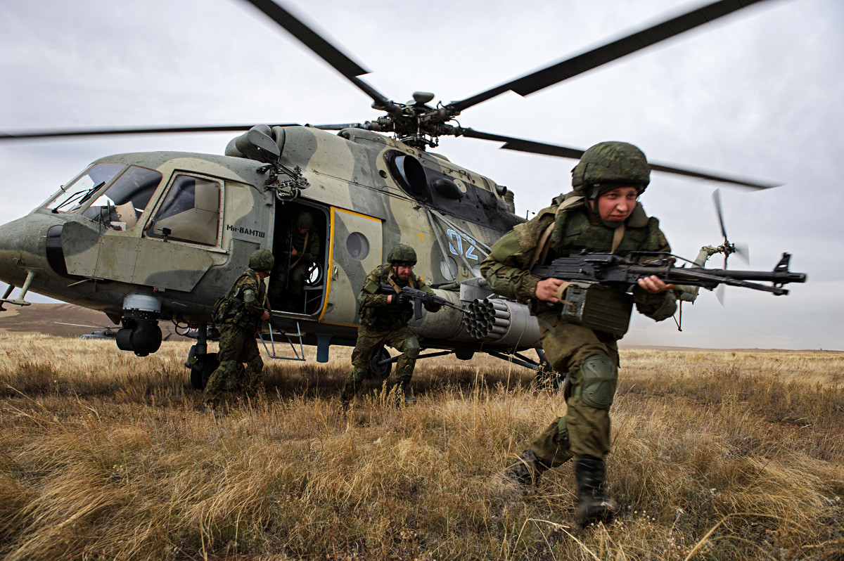 オレンブルグ州、ロシア。2015年9月15日。ロシアの上陸部隊が「センター2015」軍事訓練に参加している。