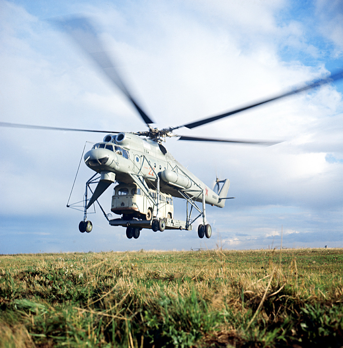貨物を運ぶ軍事用の輸送ヘリコプターMi-10。