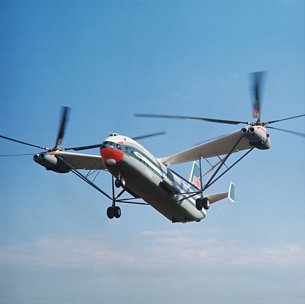 サイド・バイ・サイド・ローター式の輸送ヘリコプターMil V-12 (Mi-12)。
