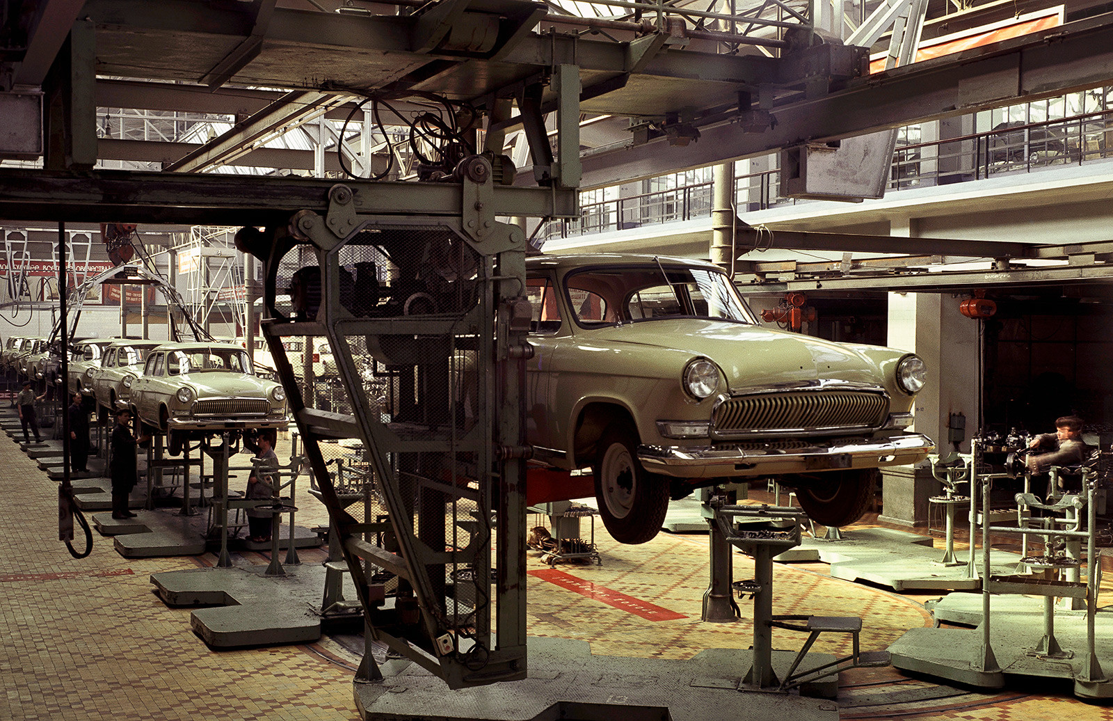 ゴーリキー自動車工場。 組立てラインでのGAZ-21「ヴォルガ」。