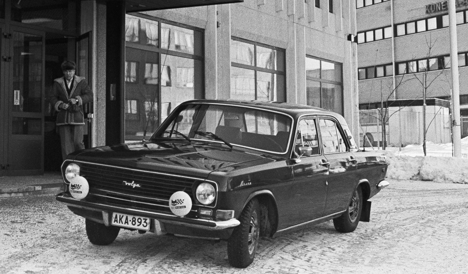 フィンランドにおけるソ連の乗用車の販売やサービスのために設立されたソ連とフィンランドの合弁会社「コネラ」の管理棟のそばに停めてあるGAZ-24。
