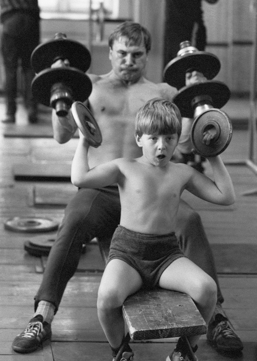 Сергей Есин и второклассник Сергей Савин во время тренировки в секции тяжелой атлетики