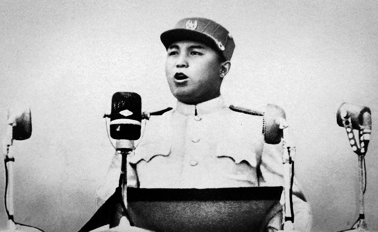 Kim Il-Sung nagovarja množice na stadionu v Pjongjangu