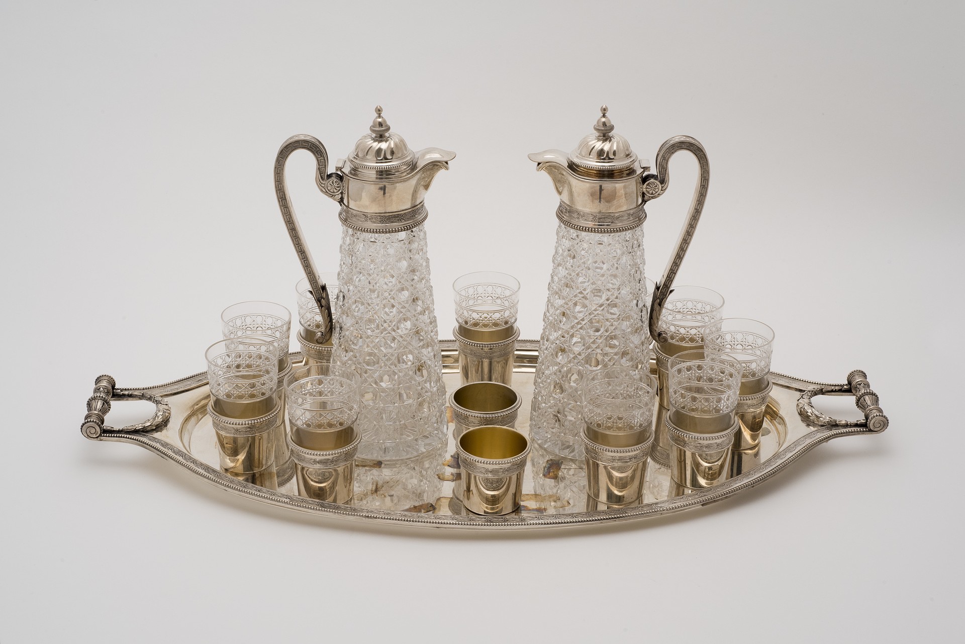 Servizio per la vodka composto da 25 pezzi in argento e cristallo, Mosca, 1895. Museo Fabergé, Baden-Baden