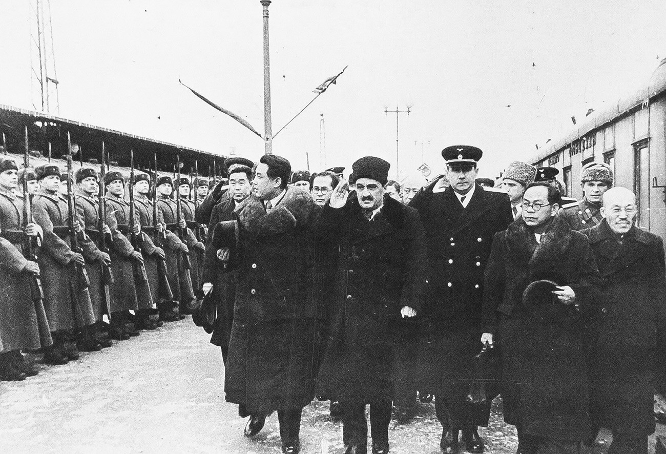 左から右：儀杖兵の前を通っている金日成、アナスタス・ミコヤン、アンドレイ・グロムイコ、朴憲永、洪命熹。ヤロスラフスキー駅、モスクワ。1949年3月。