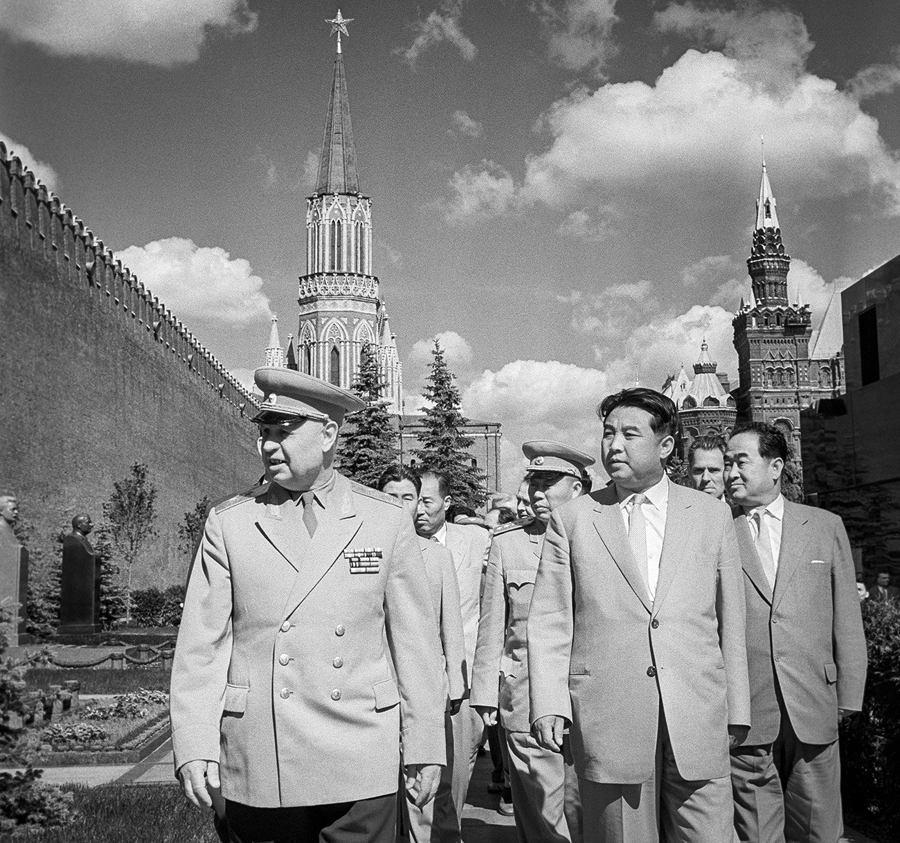 Glavni tajnik Centralnog komiteta Radničke partije Koreje, predsjednik Sjeverne Koreje Kim Il-sung, i delegacija visokih partijskih i državnih dužnosnika Sjeverne Koreje tijekom posjeta Moskvi na Crvenom trgu.