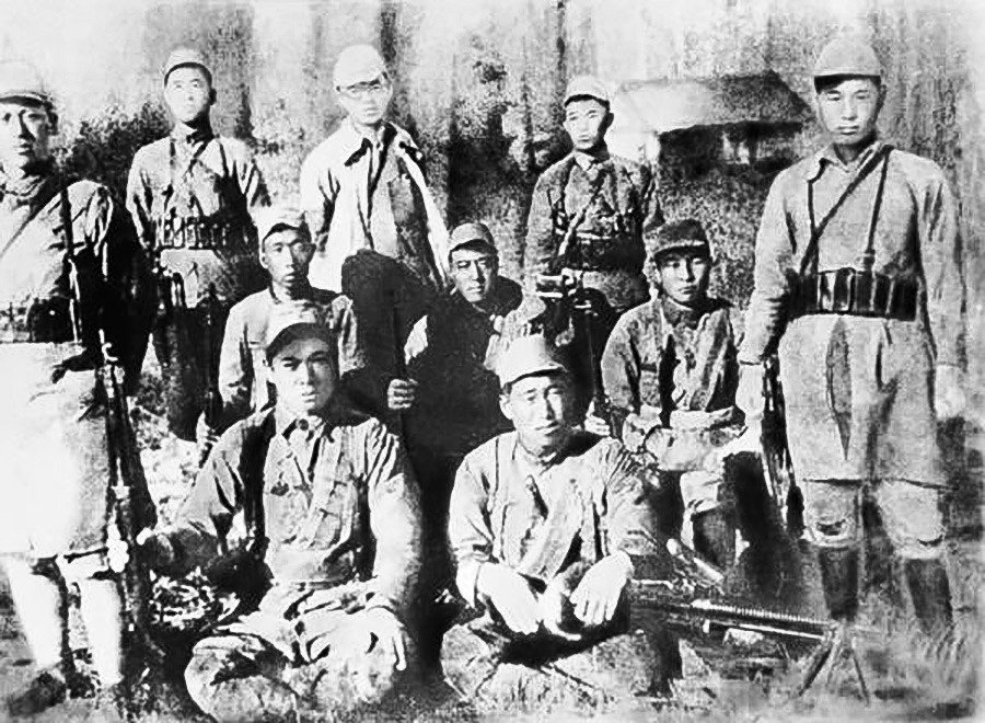 Kim Il-sung (hinten, Mitte) inmitten seiner Kämpfer