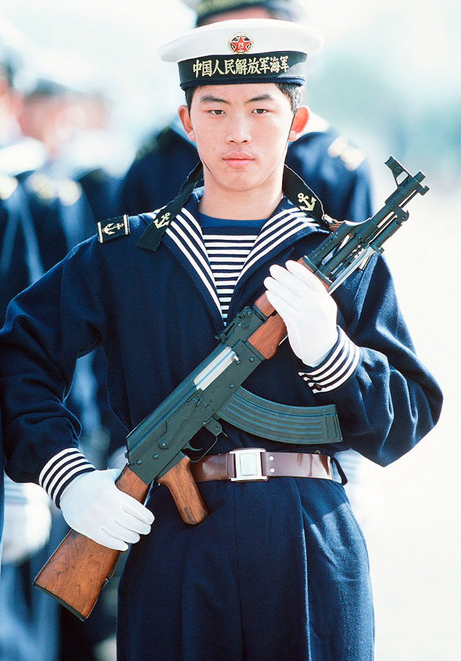 56式自動歩槍を持っている中国の海軍軍人が警備につく。アメリカ海軍の船による40年に初めての中国への訪問を祝して行なわれた歓迎会にて。