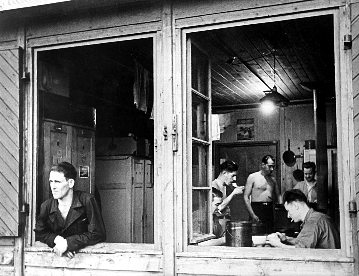 Остарбајтери у својим баракама, 1944. 
