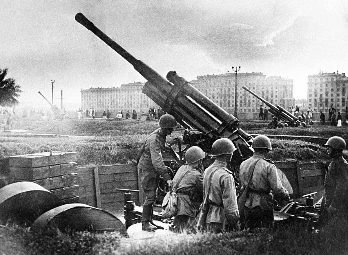 Војници совјетске противваздухопловне одбране у шлемовима СШ-40 у Москви на маневрима са увежбавањем ваздушног напада.