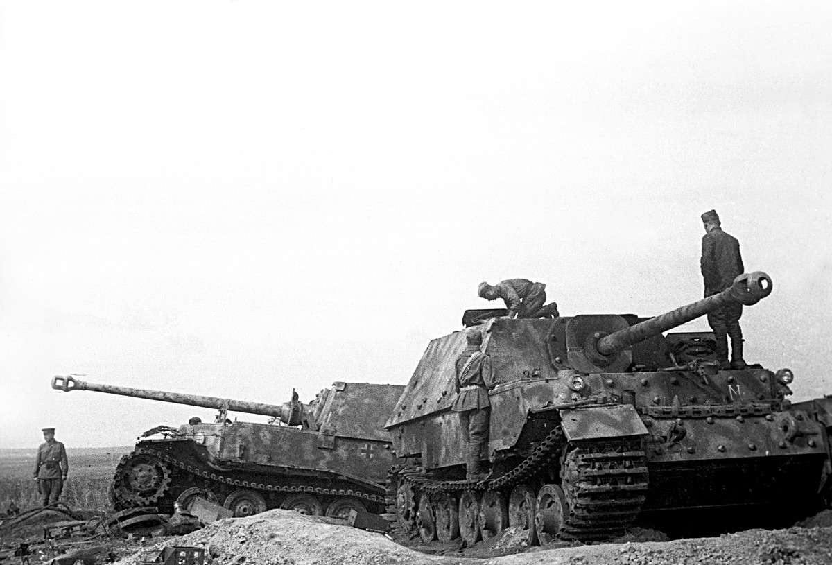 Велики отаџбински рат 1941-1945. Немачки тенкови „Tiger II“ које је запленила совјетска војска, 1942.